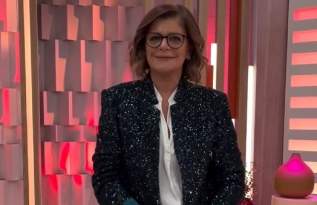 Júlia Pinheiro desafia fãs a avaliar o seu look de hoje. O que acha?