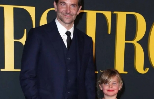 Bradley Cooper na ‘red carpet’ com a filha, que se estreia como atriz no seu novo filme: ‘Maestro’