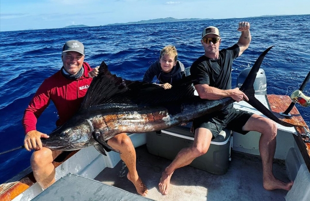 Veja o tamanho do peixe que Chris Hemsworth apanhou! Deu para alimentar uma aldeia