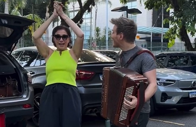 Lília Cabral a cantar ‘Fuzuê’ com Michel Teló