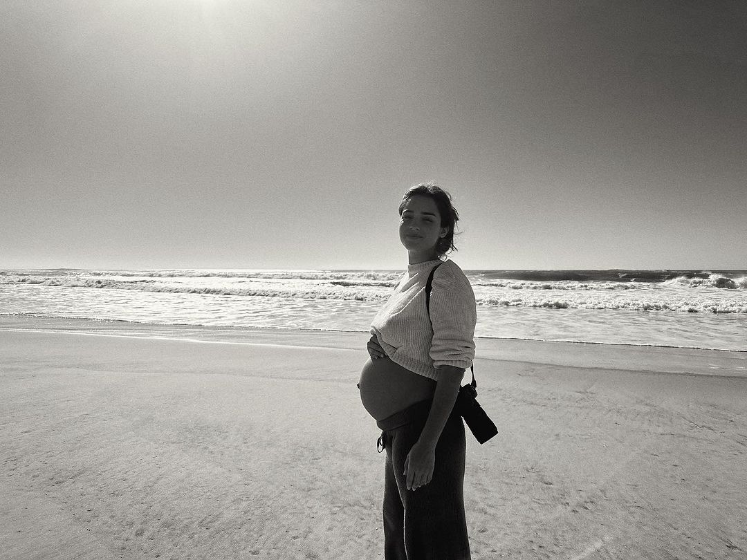 Angie Costa exibe a barriga na reta final da gravidez