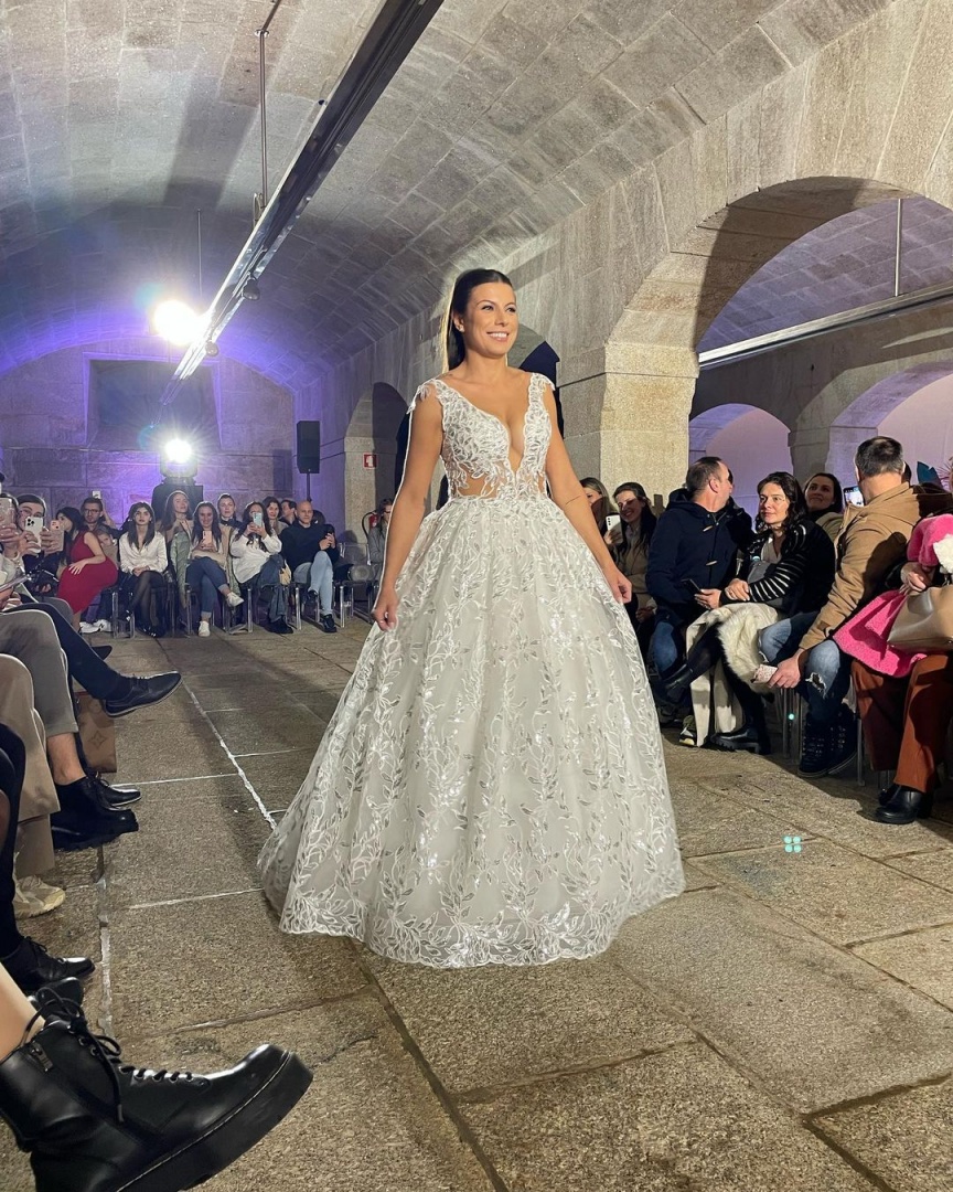 Márcia Soares brilha na 'passerelle' com vestidos de noiva