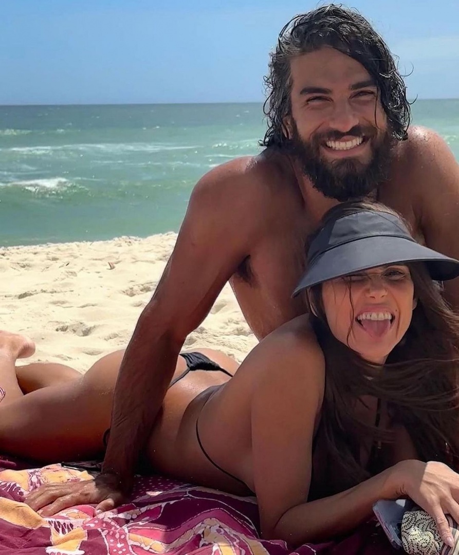 Deborah Secco explica casamento aberto