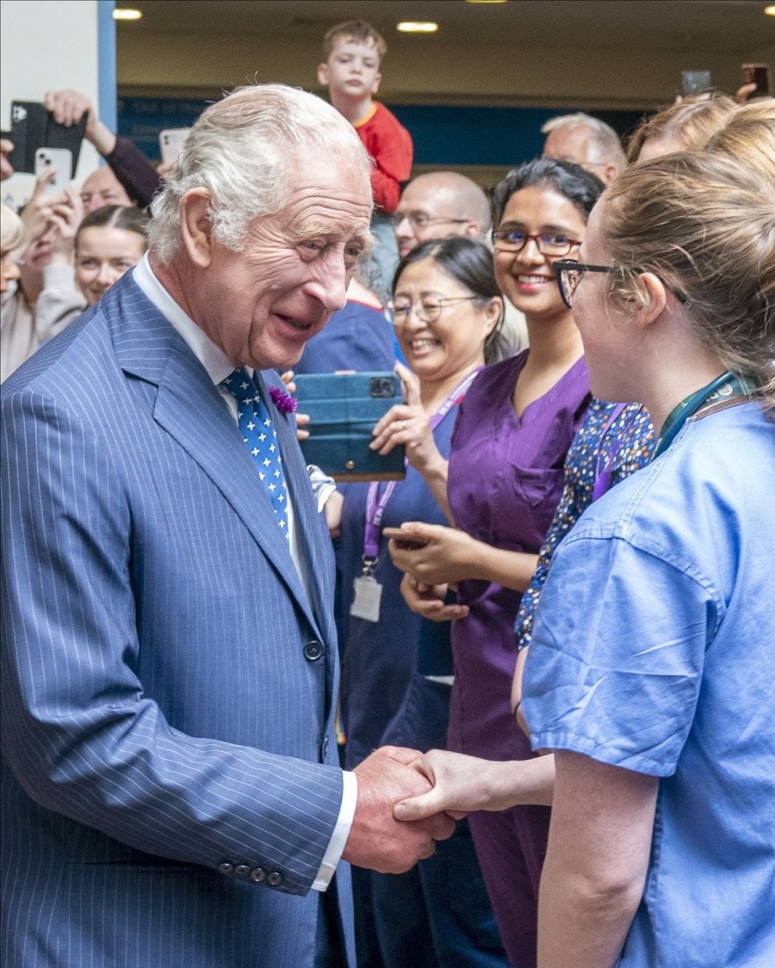 Ao contrário de Kate, Carlos III agradece apoio e fala do cancro