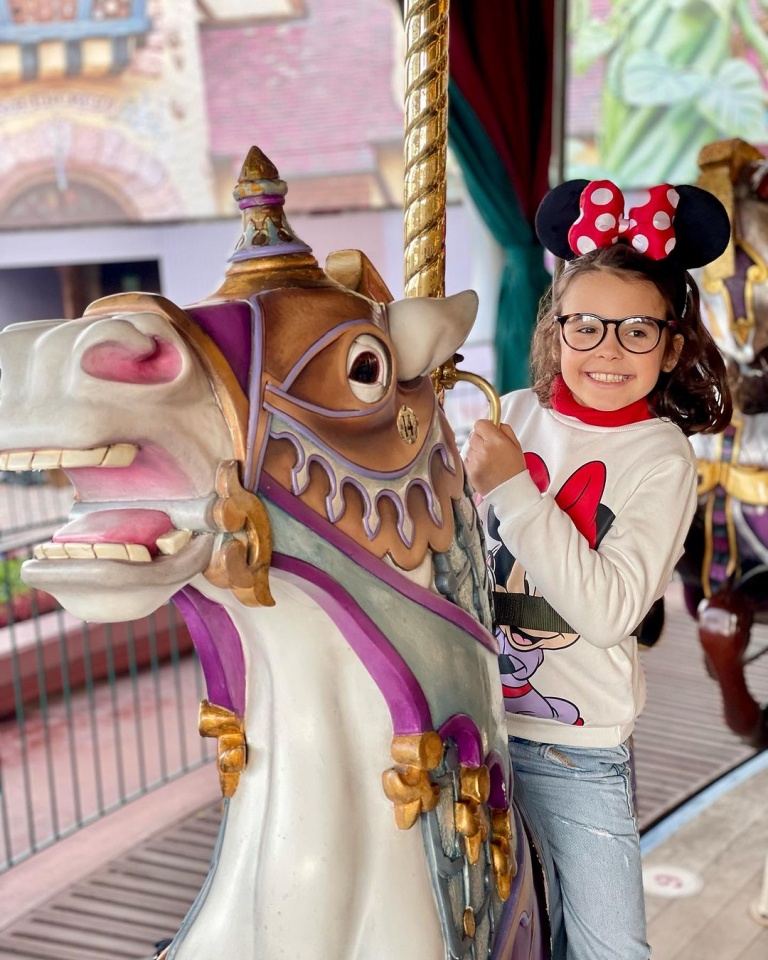 Filha de João Catarré diverte-se com a mãe na Disneyland Paris