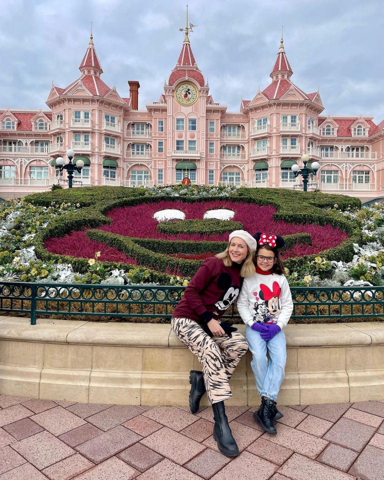 Filha de João Catarré diverte-se com a mãe na Disneyland Paris
