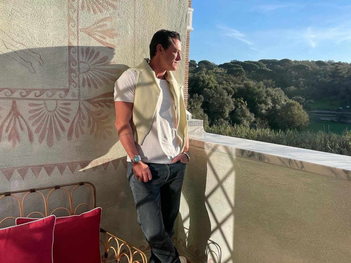 Luke Evans descansa em hotel de luxo em Portugal