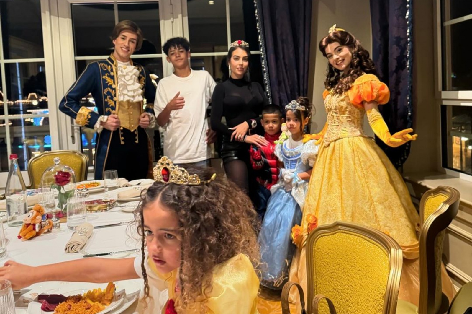 Georgina Rodriguez aproveita ida a Paris para levar os filhos à Disneyland
