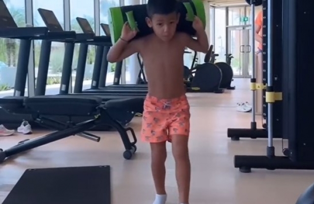 Mateo: O mini Cristiano já treina como gente grande