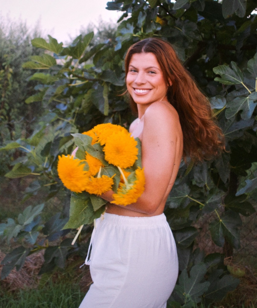 Márcia Soares celebra o aniversário em topless e rodeada de flores