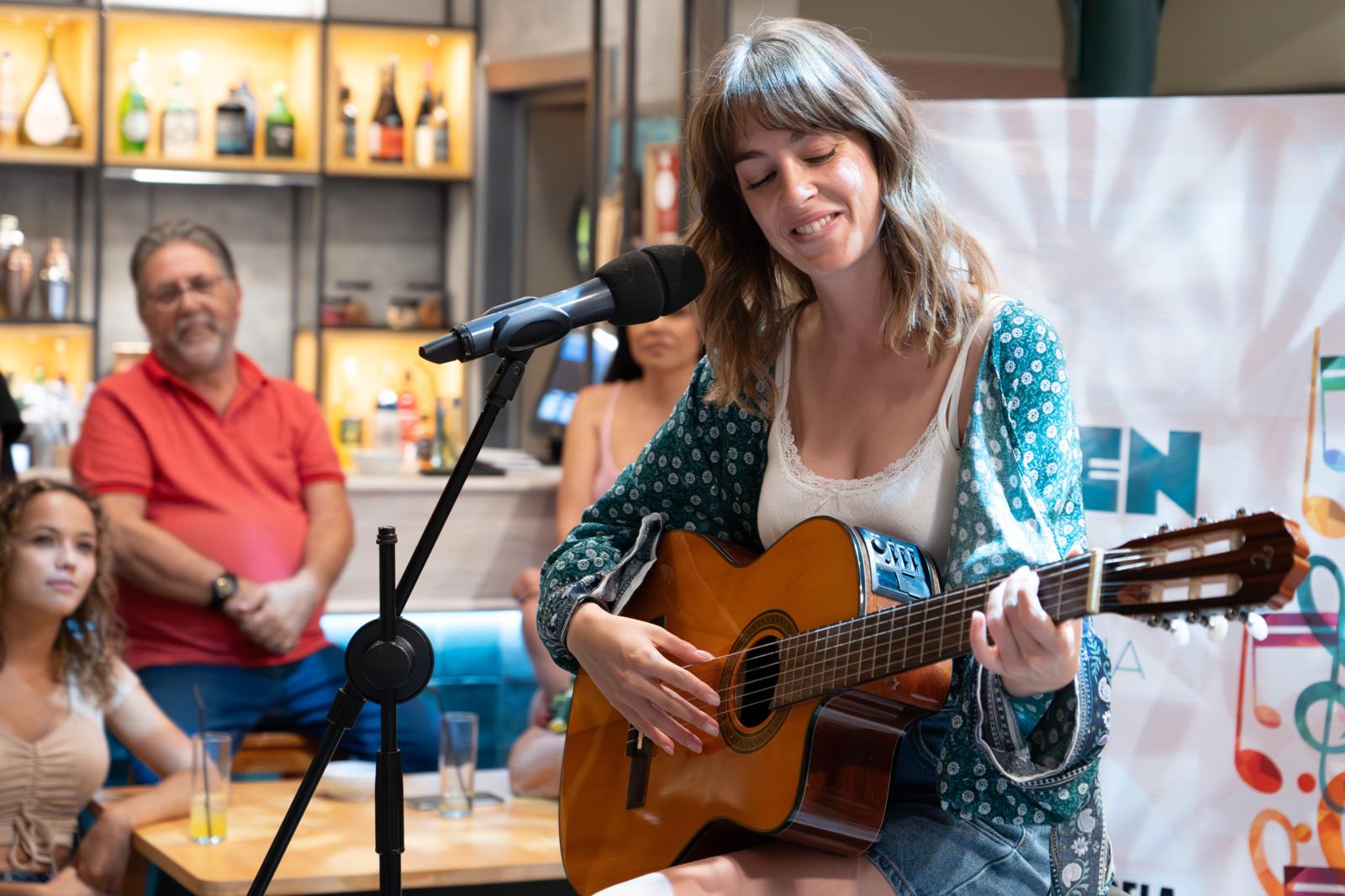 Em “A Promessa”: Laura volta a cantar e dá show no mercado