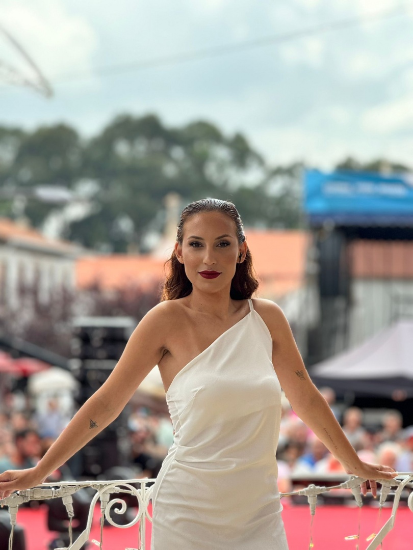 Catarina Miranda brilha com vestido low cost na terra de Fanny Rodrigues