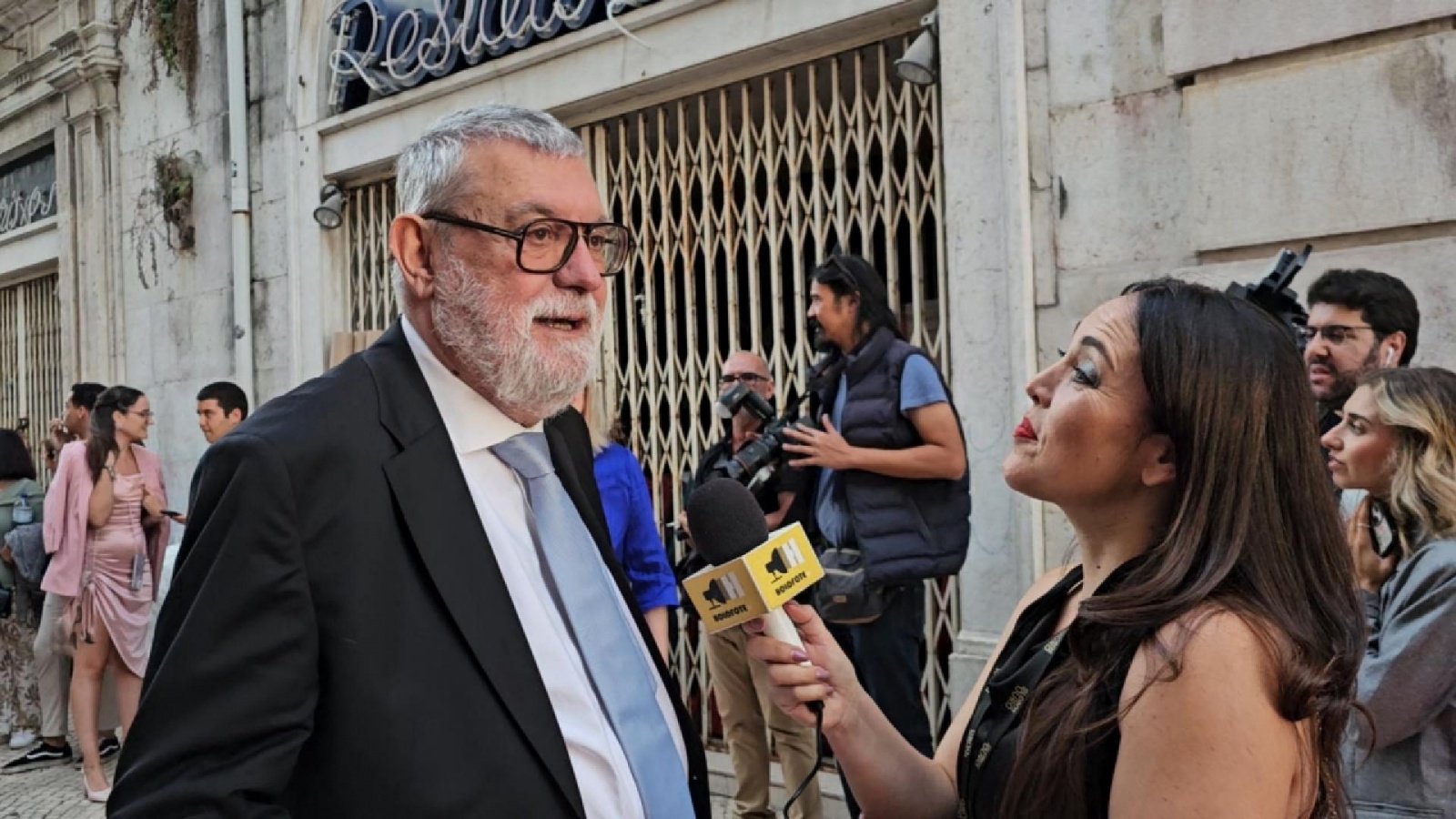 José Milhazes falou com o Holofote à entrada da última gala dos Globos de Ouro da SIC. Saiba a quem José Milhazes atribuiria um Globo de Ouro (Veja o vídeo)