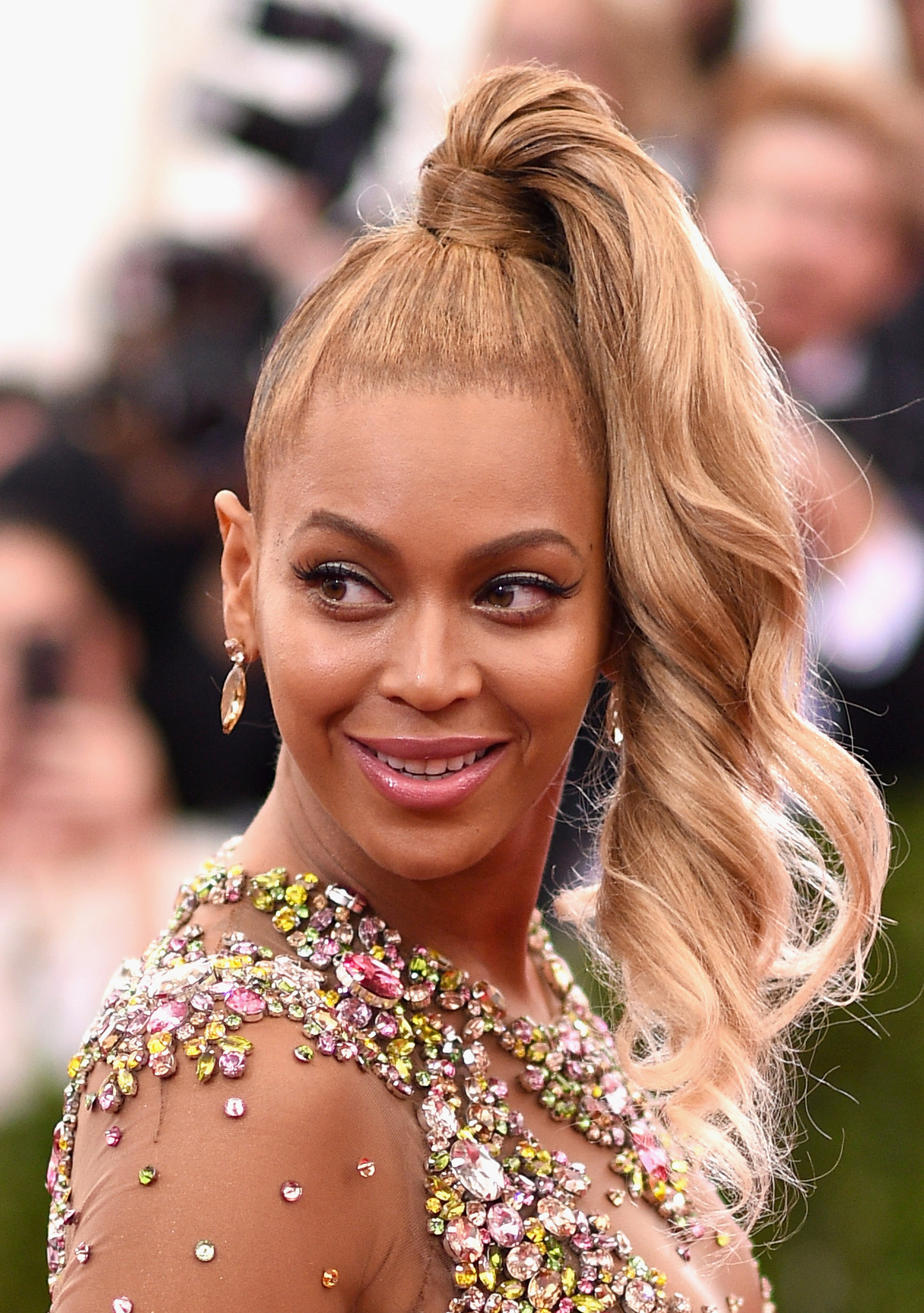 Activa | Beyoncé, cintilante em vestido Givenchy, revela muito do seu corpo
