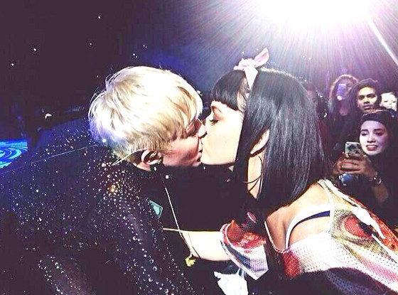 rs_560x415-140223071944-560.Miley-Cyrus-Kissing-Katy-Perry-Concert.jl.022314.jpg