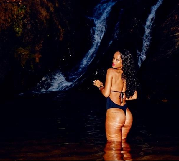 Rihanna em topless e fio dental no Brasil