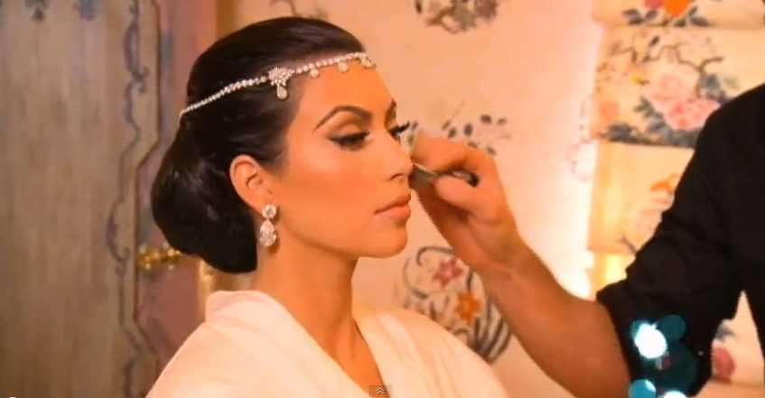 Kim Kardashian enquanto era maquilhada