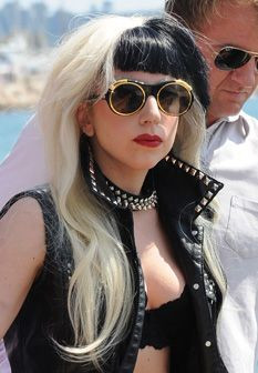Lady Gaga faz sucesso à chegada a Cannes