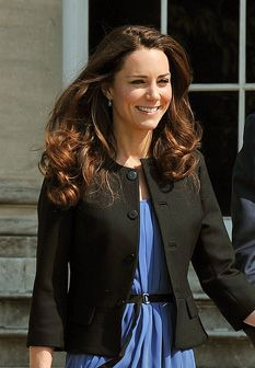 Kate Middleton usa vestido pronto-a-vestir