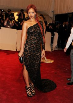 Rihanna exibe corpo em gala da Met: que vestido!