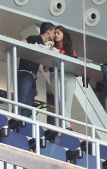 Cristiano Ronaldo e Irina Shayk beijam-se em público (com fotos)