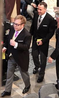 Elton John e o marido marcam presença no casamento de William