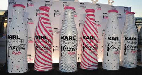 Karl Lagerfeld cria garrafas para Cola-Cola Light