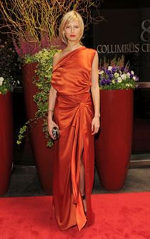 Karolina Kurkova: modelo da Victoria'secret em estrondoso vestido laranja