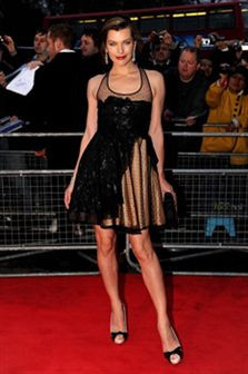 Milla Jovovich opta por vestido que deixa muito pouco a esconder