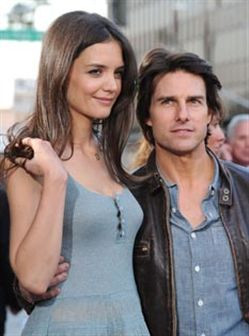 Tom Cruise e Katie Holmes apaixonados na estreia da série 'The Kennedys'
