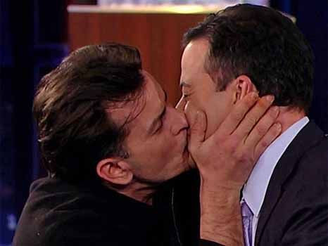 Vídeo: Charlie Sheen beija um homem num programa de televisão
