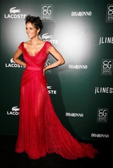 Halle Berry deslumbra em vestido Elie Saab