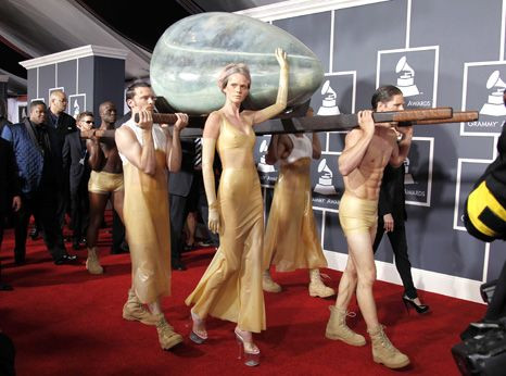 Vídeo: Lady Gaga chega aos Grammy dentro de um ovo