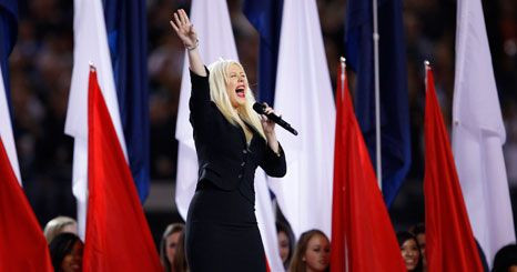 Christina Aguilera engana-se a cantar o hino americano