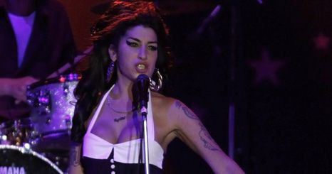 Vídeo: Amy Winehouse completamente embriagada em Belgrado