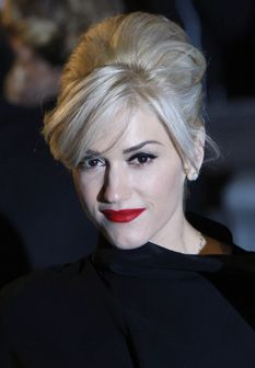 Gwen Stefani dá a cara por batons vermelhos