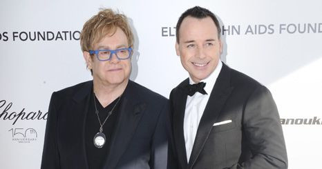 Elton John já é pai!