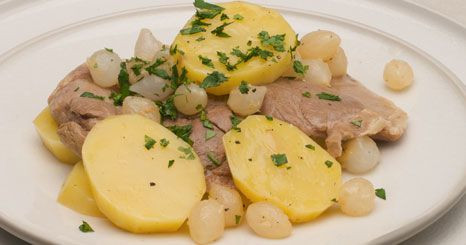 Caçarola de carne com batatas e cebolinhas