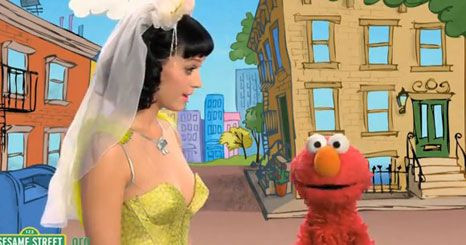 Katy Perry canta com Elmo