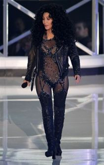 Cher aparece num body transparente... aos 64 anos! (com vídeo)