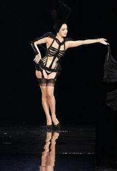 Dita Von Teese faz striptease no desfile de Jean Paul Gaultier