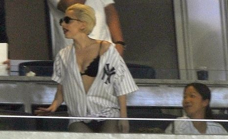 Que roupa é essa, Lady Gaga?
