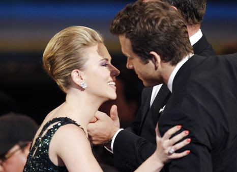 Vídeo: Scarlett Johansson envergonha marido ao receber Tony