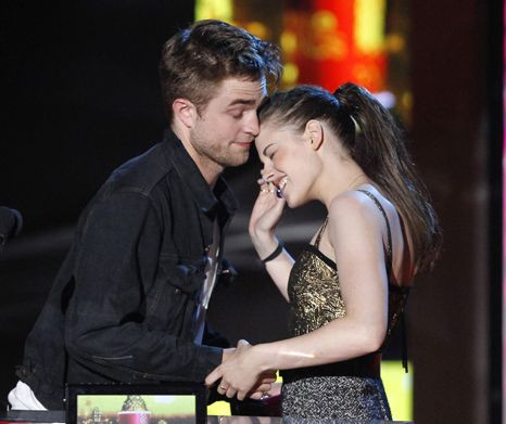 Vídeo: Kristen Stewart e Robert Pattinson beijam-se nos MTV Movie Awards