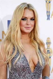 Lindsay Lohan usa calças… para esconder pulseira electrónica