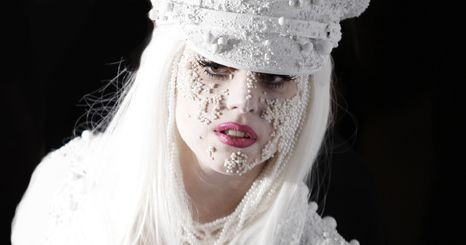 Lady Gaga volta a surpreender com estilo arrojado na gala amFAR