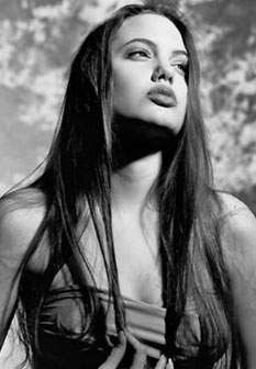 Fotos: Angelina Jolie muito sensual e com apenas... 16 anos