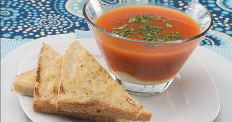 Sopa de tomate com ovo escalfado