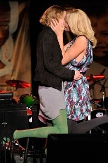Charlize Theron beija uma mulher