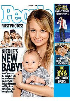 Nicole Richie e Joel Madden mostram o filho pela primeira vez